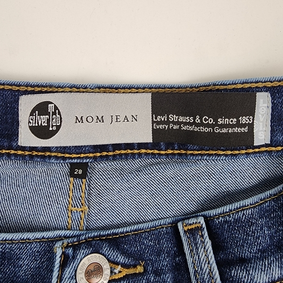 Levi’s Silver Tab Mom Jeans Size 28x26 High Waisted Frayed Hem - Picture 4 of 11